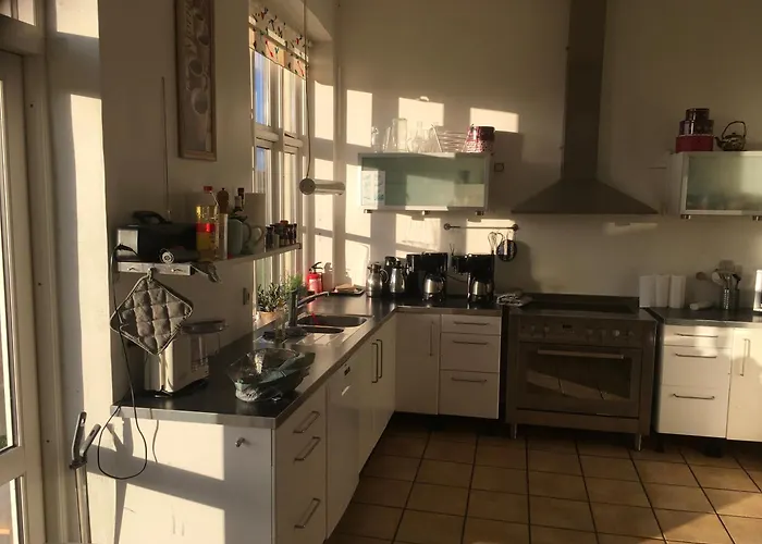 California Hostel Hinge