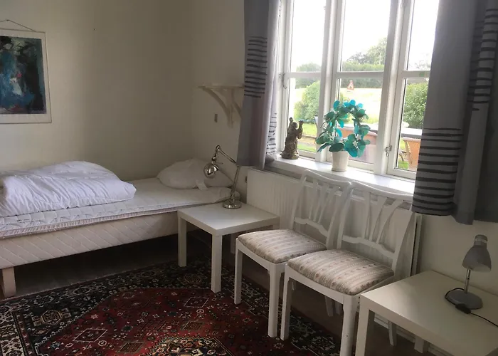 California Hostel Hinge